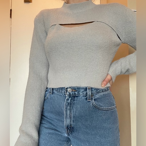 Sweaters - Slightly Cropped Peekaboo Cleavage sweater